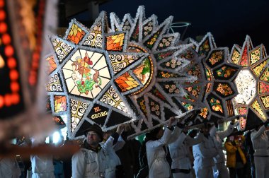 Gloecklerlauf Traunsee Gölü çevresinde eski bir gelenektir; erkekler ve kadınlar kışı geçirmek için muhteşem şapkalar ve çanlar takarlar.