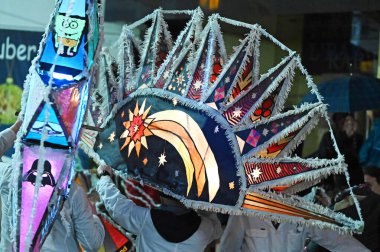 Gloecklerlauf Traunsee Gölü çevresinde eski bir gelenektir; erkekler ve kadınlar kışı geçirmek için muhteşem şapkalar ve çanlar takarlar.