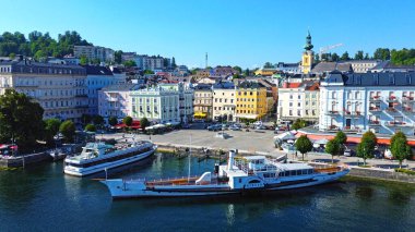 Gmunden 'in merkezi kuş bakışı, Salzkammergut.