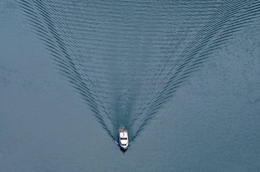 Hallstatt Gölü 'nde tipik dalgalarla dolu bir gemi