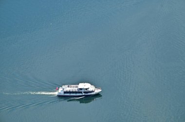 Hallstatt Gölü 'nde tipik dalgalarla dolu bir gemi