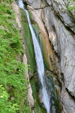 Hallstatt Gölü 'ndeki ünlü Hallstatt kasabasının bir taklidi. Şelale resminde.