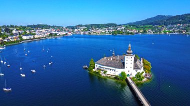 Gmunden 'deki Traunsee Gölü' ndeki bir adadaki Ort gölü şatosu gökyüzünden fotoğraflandı, Salzkammergut, Avusturya