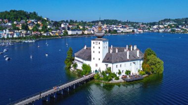 Gmunden 'deki Traunsee Gölü' ndeki bir adadaki Ort gölü şatosu gökyüzünden fotoğraflandı, Salzkammergut, Avusturya