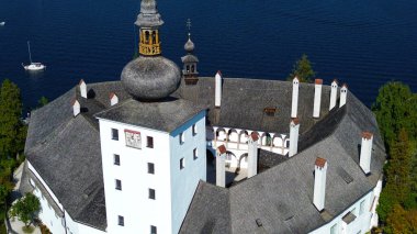 Gmunden 'deki Traunsee Gölü' ndeki bir adadaki Ort gölü şatosu gökyüzünden fotoğraflandı, Salzkammergut, Avusturya