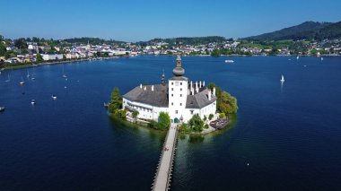 Gmunden 'deki Traunsee Gölü' ndeki bir adadaki Ort gölü şatosu gökyüzünden fotoğraflandı, Salzkammergut, Avusturya