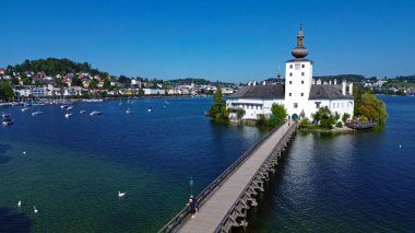 Gmunden 'deki Traunsee Gölü' ndeki bir adadaki Ort gölü şatosu gökyüzünden fotoğraflandı, Salzkammergut, Avusturya