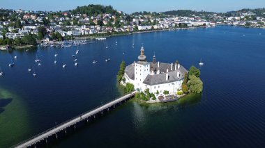 Gmunden 'deki Traunsee Gölü' ndeki bir adadaki Ort gölü şatosu gökyüzünden fotoğraflandı, Salzkammergut, Avusturya