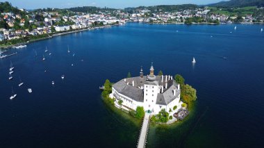 Gmunden 'deki Traunsee Gölü' ndeki bir adadaki Ort gölü şatosu gökyüzünden fotoğraflandı, Salzkammergut, Avusturya