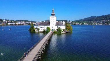 Gmunden 'deki Traunsee Gölü' ndeki bir adadaki Ort gölü şatosu gökyüzünden fotoğraflandı, Salzkammergut, Avusturya