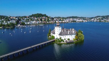 Gmunden 'deki Traunsee Gölü' ndeki bir adadaki Ort gölü şatosu gökyüzünden fotoğraflandı, Salzkammergut, Avusturya