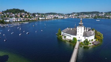 Gmunden 'deki Traunsee Gölü' ndeki bir adadaki Ort gölü şatosu gökyüzünden fotoğraflandı, Salzkammergut, Avusturya