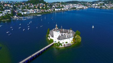 Gmunden 'deki Traunsee Gölü' ndeki bir adadaki Ort gölü şatosu gökyüzünden fotoğraflandı, Salzkammergut, Avusturya