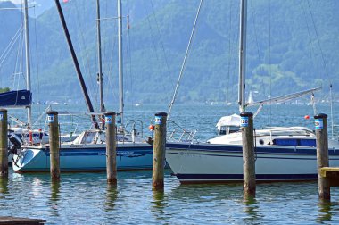 Gmunden, Yukarı Avusturya 'daki marinada Traunsee Gölü' nde yelkenli tekneler.