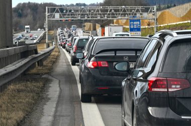 Bavyera 'daki Irschenberg' den hemen önce Münih 'e giden A8 otoyolunda trafik sıkışık.