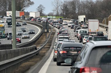 Bavyera 'daki Irschenberg' den hemen önce Münih 'e giden A8 otoyolunda trafik sıkışık.