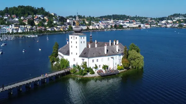 Gmunden 'deki Traunsee Gölü' ndeki bir adadaki Ort gölü şatosu gökyüzünden fotoğraflandı, Salzkammergut, Avusturya
