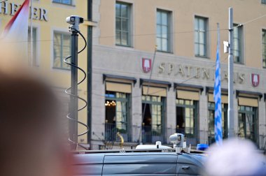 Münih 'teki CSD Pride' da polis arabası. CSD geçidi, her yıl Münih 'te gerçekleşen siyasi bir gösteri ve renkli bir geçit töreni. Eşcinseller ve lezbiyenler için eşit hakları savunuyor..