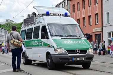 Münih 'teki CSD Pride' da polis arabası. CSD geçidi, her yıl Münih 'te gerçekleşen siyasi bir gösteri ve renkli bir geçit töreni. Eşcinseller ve lezbiyenler için eşit hakları savunuyor..