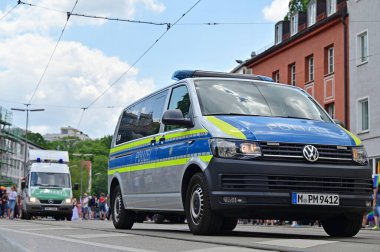 Münih 'teki CSD Pride' da polis arabası. CSD geçidi, her yıl Münih 'te gerçekleşen siyasi bir gösteri ve renkli bir geçit töreni. Eşcinseller ve lezbiyenler için eşit hakları savunuyor..
