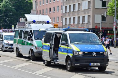 Münih 'teki CSD Pride' da polis arabası. CSD geçidi, her yıl Münih 'te gerçekleşen siyasi bir gösteri ve renkli bir geçit töreni. Eşcinseller ve lezbiyenler için eşit hakları savunuyor..