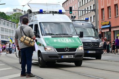 Münih 'teki CSD Pride' da polis arabası. CSD geçidi, her yıl Münih 'te gerçekleşen siyasi bir gösteri ve renkli bir geçit töreni. Eşcinseller ve lezbiyenler için eşit hakları savunuyor..