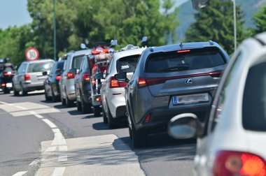 Yukarı Avusturya, Salzkammergut 'ta Traunkirchen' de bir inşaat alanının önünde trafik sıkışıklığı