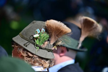 Salzkammergut 'ta papağan sakallı tipik bir şapka (Bad Goisern)