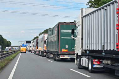 Almanya 'da bir otoyolda trafik sıkışıklığı