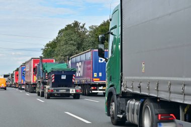 Almanya 'da bir otoyolda trafik sıkışıklığı