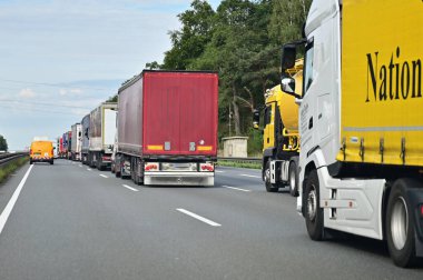 Almanya 'da bir otoyolda trafik sıkışıklığı