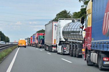 Almanya 'da bir otoyolda trafik sıkışıklığı