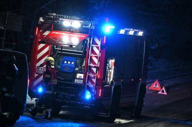 Gmunden ilçesi kaygan bir federal yolda trafik kazasından sonra gece vakti itfaiye operasyonu