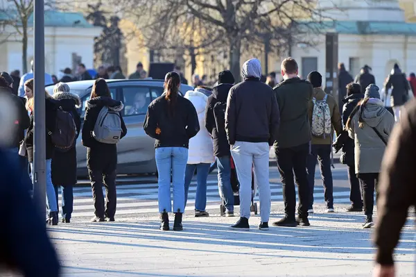 Kış mevsiminde Schoenbrunn Sarayı 'nın önünde toplanan turist topluluğu her yıl Schnbrunn Sarayı' na dünyanın dört bir yanından on binlerce ziyaretçi gelir.