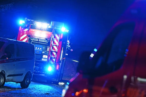 滑りやすい連邦道路の交通事故後の夜間消防業務 ガムドン地区 ストックフォト