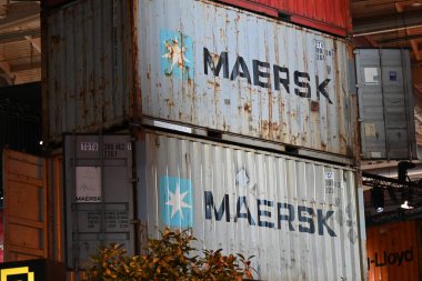 Hamburg 'da bir salonda istiflenmiş konteynırlar.