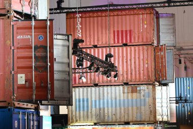 Hamburg 'da bir salonda istiflenmiş konteynırlar.