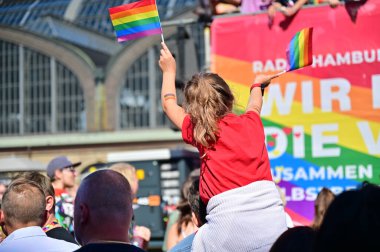 Hamburg 'daki CSD geçidi, her yıl düzenlenen siyasi bir gösteri ve renkli bir geçit törenidir. Eşcinseller ve lezbiyenler için eşit hakları savunuyor..