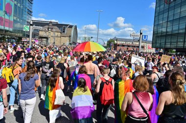 Hamburg 'daki CSD geçidi, her yıl düzenlenen siyasi bir gösteri ve renkli bir geçit törenidir. Eşcinseller ve lezbiyenler için eşit hakları savunuyor..