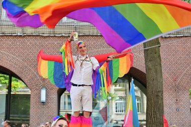 Hamburg 'daki CSD geçidi, her yıl düzenlenen siyasi bir gösteri ve renkli bir geçit törenidir. Eşcinseller ve lezbiyenler için eşit hakları savunuyor..