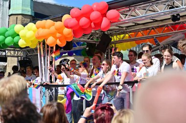 Hamburg 'daki CSD geçidi, her yıl düzenlenen siyasi bir gösteri ve renkli bir geçit törenidir. Eşcinseller ve lezbiyenler için eşit hakları savunuyor..