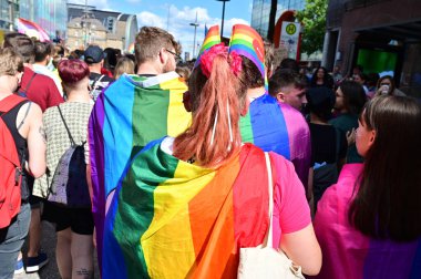 Hamburg 'daki CSD geçidi, her yıl düzenlenen siyasi bir gösteri ve renkli bir geçit törenidir. Eşcinseller ve lezbiyenler için eşit hakları savunuyor..