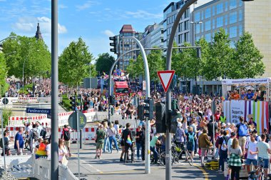 Hamburg 'daki CSD geçidi, her yıl düzenlenen siyasi bir gösteri ve renkli bir geçit törenidir. Eşcinseller ve lezbiyenler için eşit hakları savunuyor..