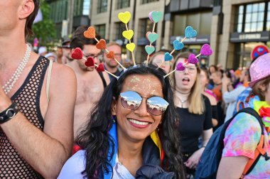 Hamburg 'daki CSD geçidi, her yıl düzenlenen siyasi bir gösteri ve renkli bir geçit törenidir. Eşcinseller ve lezbiyenler için eşit hakları savunuyor..