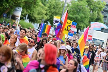Münih 'teki CSD geçit töreni - her yıl düzenlenen politik bir gösteri ve renkli bir geçit töreni. Eşcinseller ve lezbiyenler için eşit hakları savunuyor..