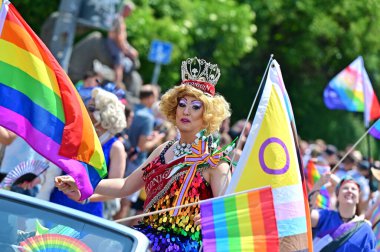 Münih 'teki CSD geçit töreni - her yıl düzenlenen politik bir gösteri ve renkli bir geçit töreni. Eşcinseller ve lezbiyenler için eşit hakları savunuyor..