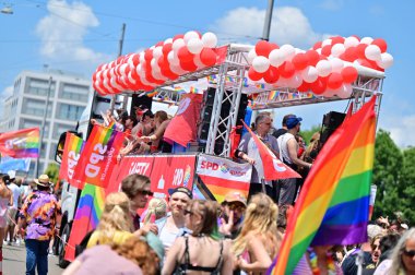 Münih 'teki CSD geçit töreni - her yıl düzenlenen politik bir gösteri ve renkli bir geçit töreni. Eşcinseller ve lezbiyenler için eşit hakları savunuyor..