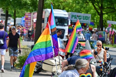 Münih 'teki CSD geçit töreni - her yıl düzenlenen politik bir gösteri ve renkli bir geçit töreni. Eşcinseller ve lezbiyenler için eşit hakları savunuyor..