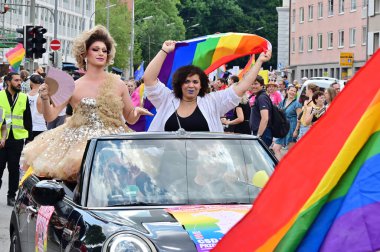 Münih 'teki CSD geçit töreni - her yıl düzenlenen politik bir gösteri ve renkli bir geçit töreni. Eşcinseller ve lezbiyenler için eşit hakları savunuyor..