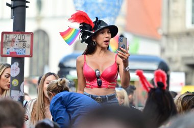 Münih 'teki CSD geçit töreni - her yıl düzenlenen politik bir gösteri ve renkli bir geçit töreni. Eşcinseller ve lezbiyenler için eşit hakları savunuyor..